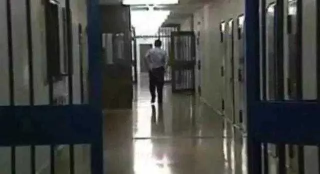 Cagliari, detenuto ricoverato aggredisce gli agenti di scorta con un estintore: 