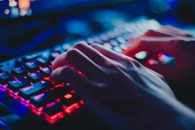 Teramo, giovane trovato morto davanti al pc con una maschera antigas: si indaga su una “challenge” online