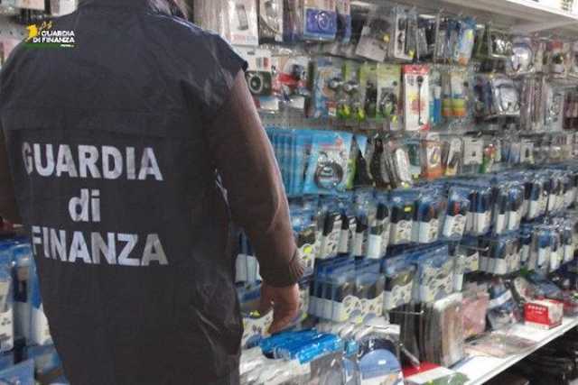 Ogliastra, un migliaio di articoli non conformi tra bigiotteria e capi d'abbigliamento sequestrati