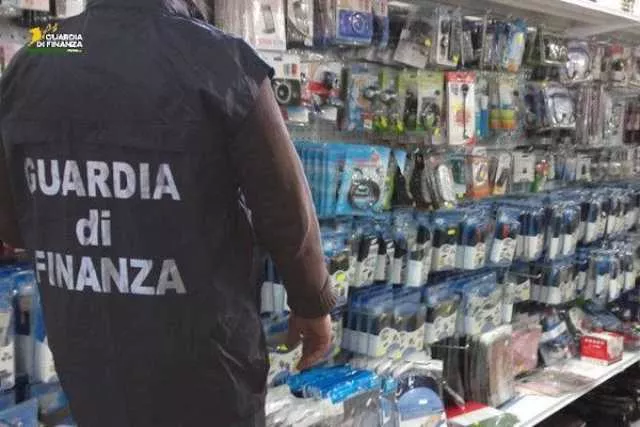 Ogliastra, un migliaio di articoli non conformi tra bigiotteria e capi d'abbigliamento sequestrati