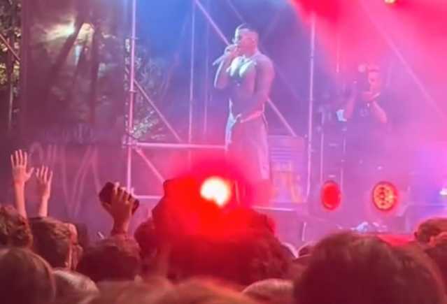 Rissa sotto il palco, il rapper Sfera Ebbasta chiude il live: “Siete dei babbi” (VIDEO)