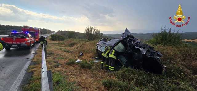 Perde il controllo dell'auto e si ribalta più volte: l'incidente sulla 131 Dcn