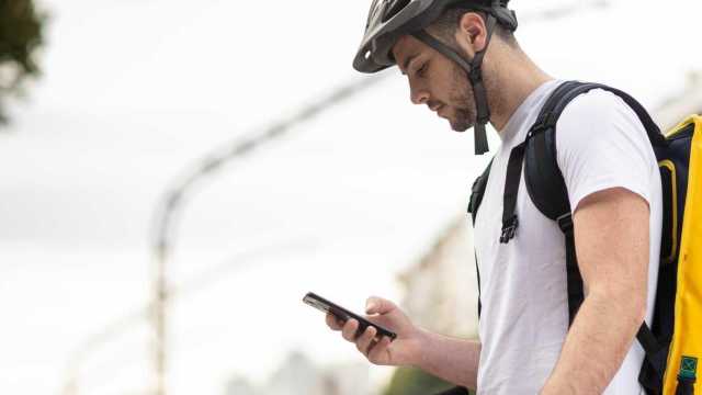 Cagliari, usava il rider per consegnare droga in tutta la città: arrestato 31enne