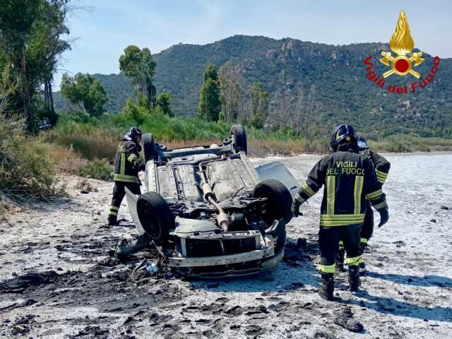Muravera, auto si ribalta fuori strada: due ragazzi in codice rosso, interviene l'elisoccorso