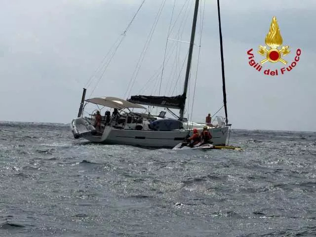 Porto Ottiolu, barca a vela di 12 metri si incaglia su una scogliera: in salvo le tre persone a bordo