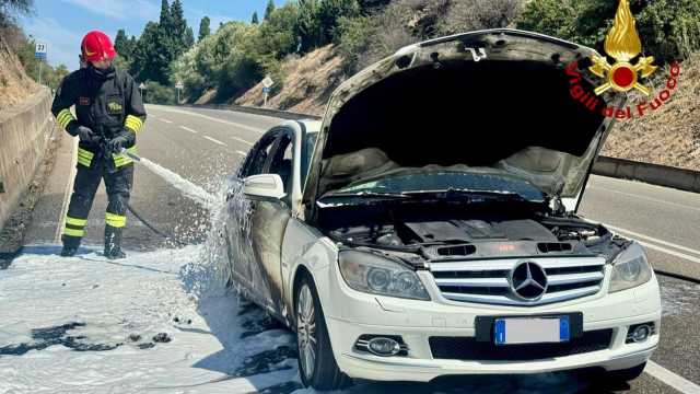 Auto prende fuoco sulla 195, alle porte di Pula: intervengono i vigili del fuoco