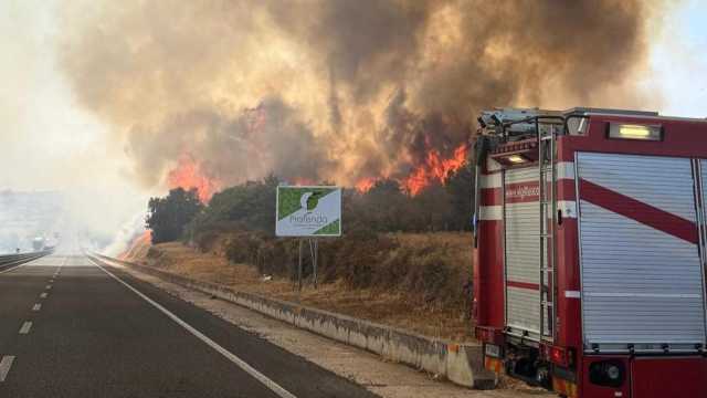 Spaventoso incendio a Birori: 131 chiusa a causa del fumo, paura per un'azienda (VIDEO)