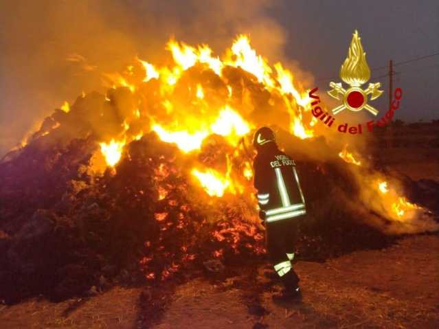 Fuoco in un fienile a Villasor sulla sp7: le operazioni di spegnimento vanno avanti sino al pomeriggio