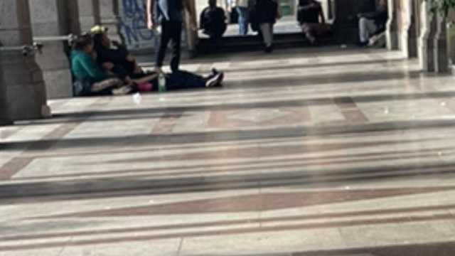 Cagliari, lite tra senzatetto in via Roma: un denunciato per resistenza