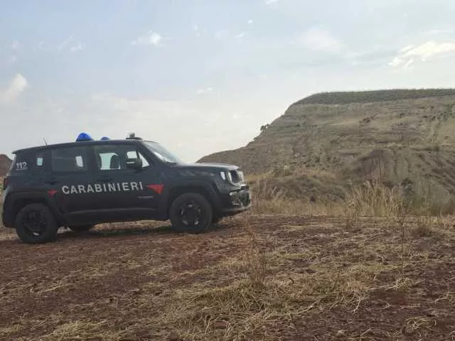 Nuraminis, ragazzo disperato affacciato di fronte a un dirupo: salvato