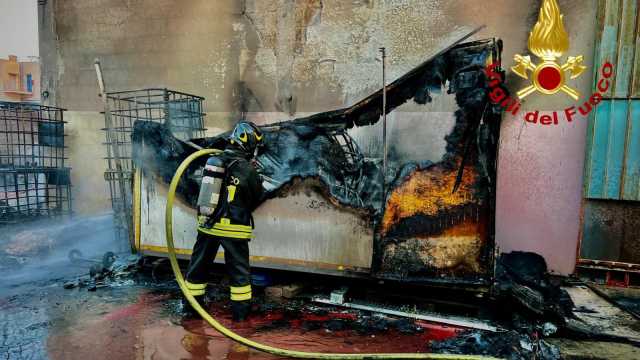 Cagliari, bruciano una cisterna e altri contenitori di oli esausti in via Nervi