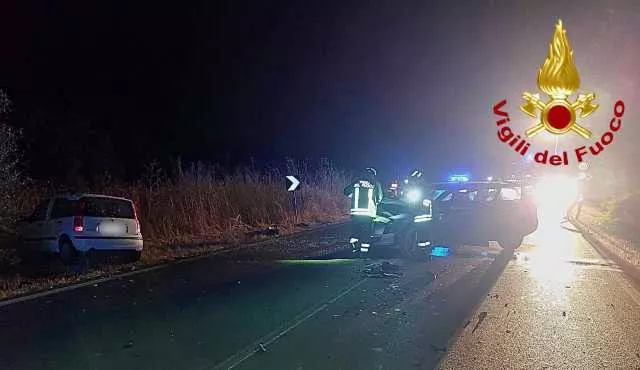 Alghero, scontro frontale fra due auto sulla Statale 127 bis: tre feriti