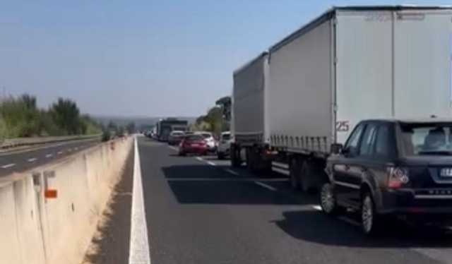 Bauladu, auto in fiamme sulla statale 131: traffico bloccato in entrambe le direzioni