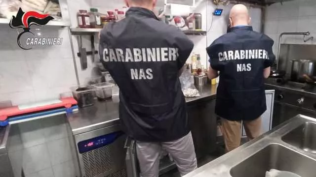 I Nas in un ristorante di Portixeddu: carcassa di un topo in cucina e utilizzo di acqua non potabile