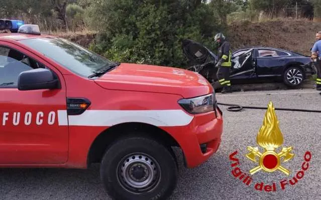 Auto si ribalta sulla provinciale 10 a Bono, paura per due bambini: arriva l'elisoccorso