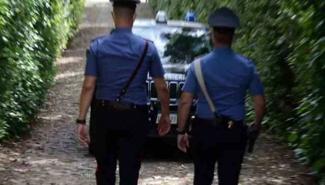 Lite tra vicini di casa a Serramanna, minacce con un fucile: marito e moglie denunciati