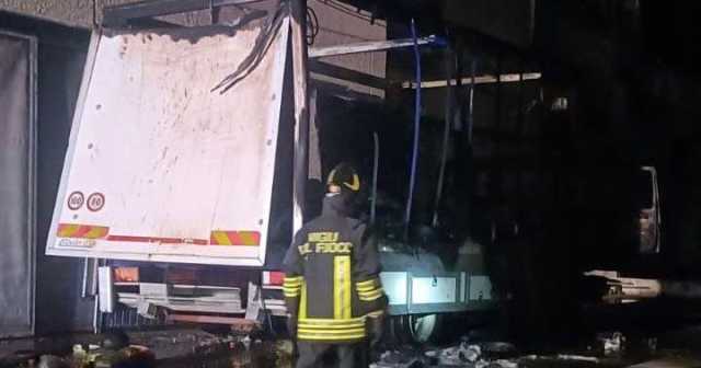 Tortolì, camion della frutta distrutto da un incendio: intervengono i vigili del fuoco 