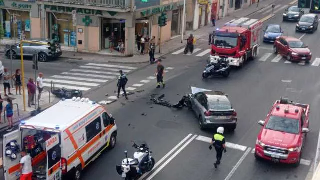 Cagliari, scontro tra auto e moto in via della Pineta: un ferito