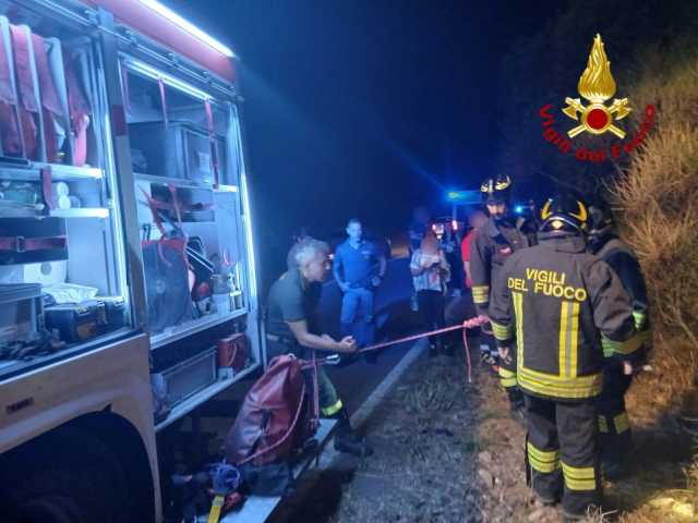 Abbiadori, cade e vola giù in un dirupo: salvato dai vigili del fuoco