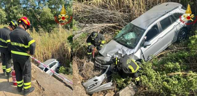 Villasimius, perde il controllo dell'auto e finisce dentro il rio Foxi: conducente in ospedale