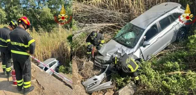 Villasimius, perde il controllo dell'auto e finisce dentro il rio Foxi: conducente in ospedale