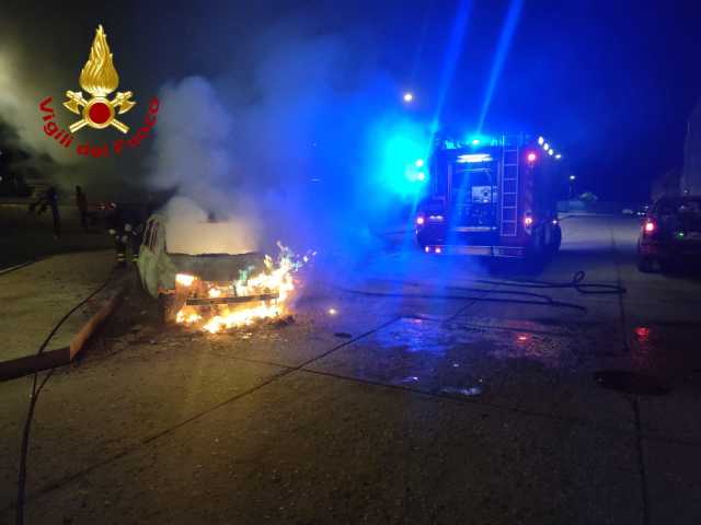 La Caletta, tre auto distrutte da un incendio in piazza dei Mille