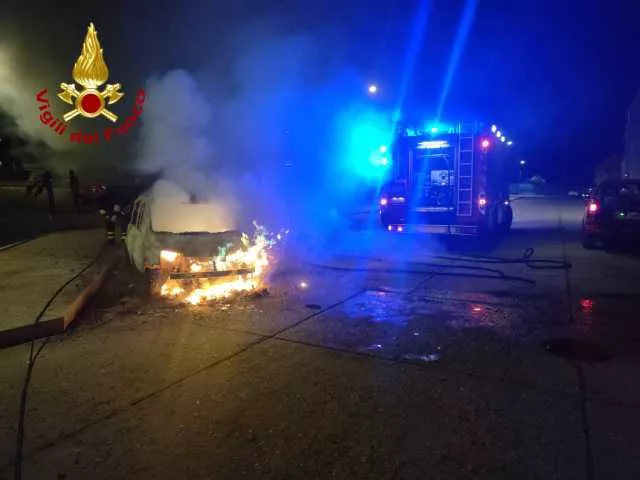 La Caletta, tre auto distrutte da un incendio in piazza dei Mille