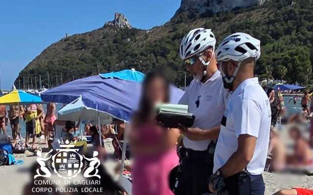 Cagliari, 11 bagnanti sorpresi a fumare e ad abbandonare mozziconi al Poetto: sanzionati
