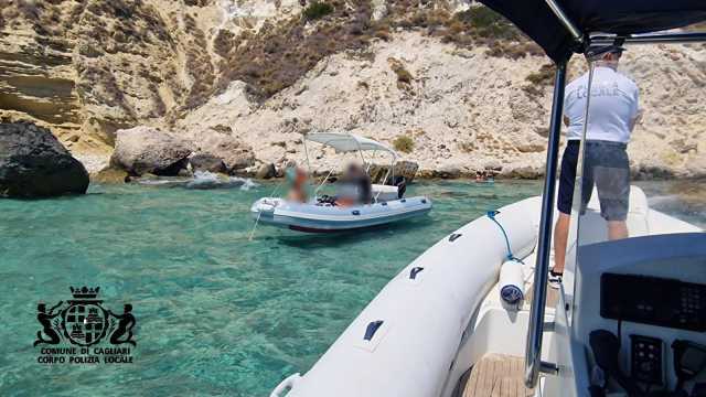 Cagliari, bagnanti sorpresi nelle zone vietate del litorale: scattano decine di sanzioni 