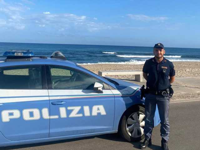 Palau, poliziotto libero dal servizio salva una donna in mare: il ministro Piantedosi lo elogia sui social