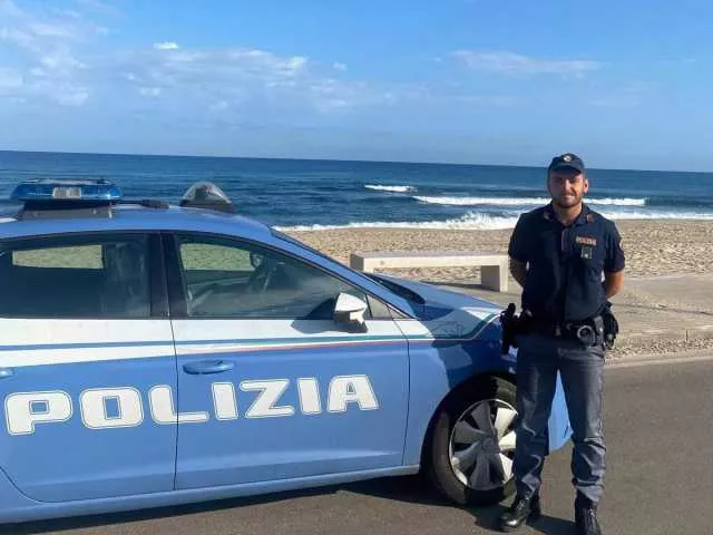 Palau, poliziotto libero dal servizio salva una donna in mare: il ministro Piantedosi lo elogia sui social