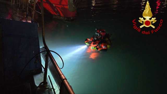 Grosso peschereccio finisce con la prua sugli scogli: Porto Torres, super lavoro per evitare che affondi (Video)