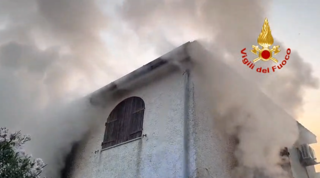 Paura a Sassari, incendio in una casa in via De Martini: l'intervento dei vigili del fuoco