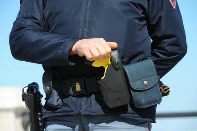 Genova, un altro morto dopo essere stato colpito con il taser: aveva 47 anni