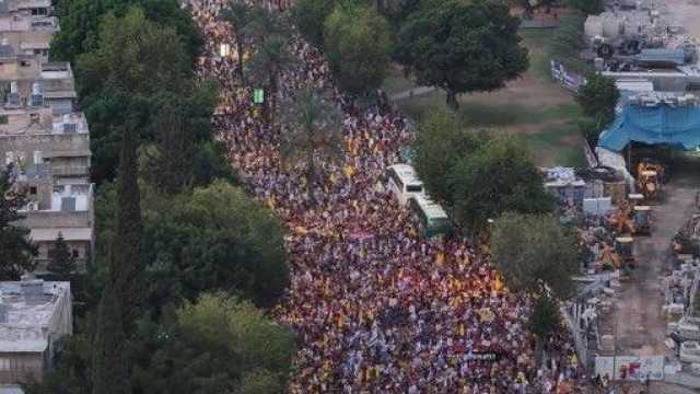 A Tel Aviv più di 350mila in piazza contro Netanyahu per chiedere la fine della guerra (Video)