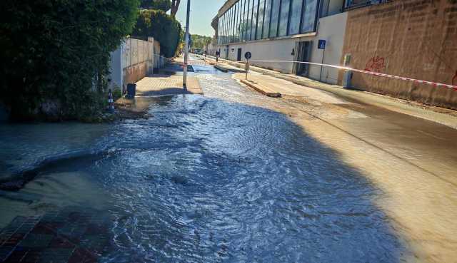 Cagliari, condotta rotta in via dei Salinieri: quartieri senz'acqua e commercianti infuriati