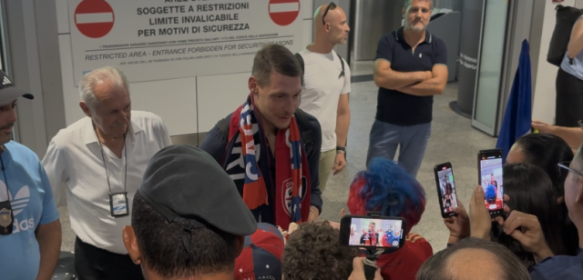 Cagliari, Andrea Belotti è atterrato in Sardegna: 