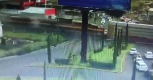 Città del Messico, terribile schianto tra un autobus a due piani e un treno merci (VIDEO)