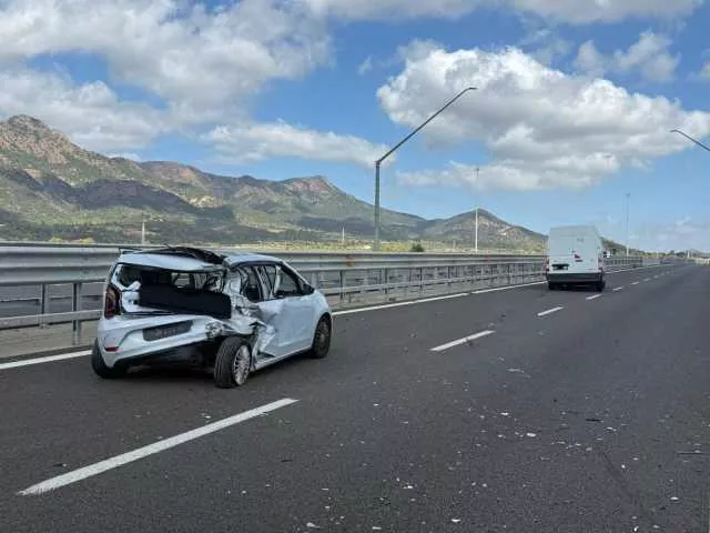 Incidente sulla nuova 195 di Sarroch tra due auto: ci sono feriti