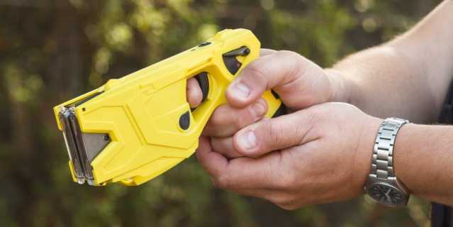 Uomo di 41 anni muore dopo esser stato fermato col taser: è il terzo caso in poco meno di un mese