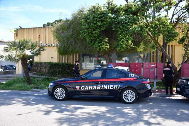 Selargius, ruba profumi e contanti poi si nasconde sotto un'auto: arrestato