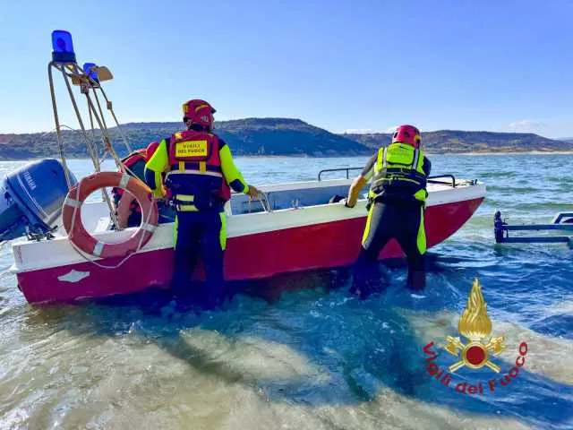 Barca in balia delle correnti dopo l'avaria: paura per un pescatore sul lago Omodeo