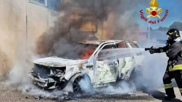 Tramatza, un'auto prende fuoco in una piazzola di sosta sulla 131