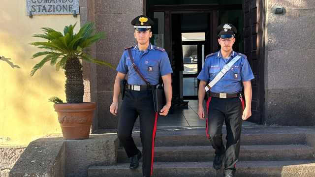 Carbonia, volevano vendere i gioielli rubati ad un'anziana ma i carabinieri li riconoscono: arrestati