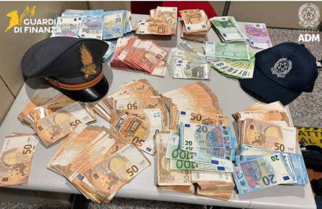 Cagliari, maxi sequestro in aeroporto: nascondeva nel bagaglio oltre 60mila euro in contanti