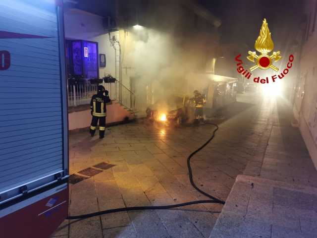 Santa Teresa di Gallura, auto in fiamme durante la notte: paura per le case vicine 