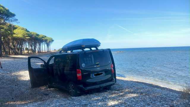 Siniscola, arriva in spiaggia con l'auto e rimane bloccato: sanzionato un turista