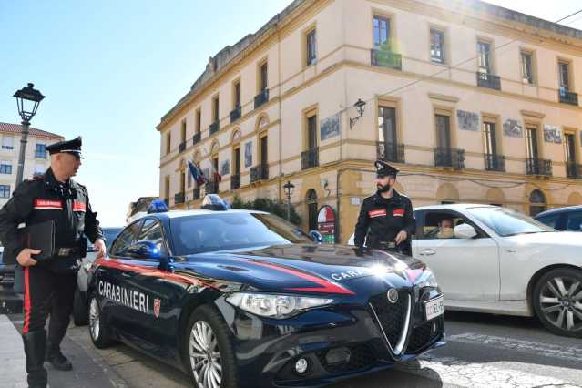 Sanluri, viola le prescrizioni e si allontana dalla sua residenza: sorpreso con 5 coltelli
