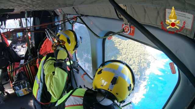 Turisti toscani si perdono nel sentiero per Cala Biriola: recuperati con l'elicottero 