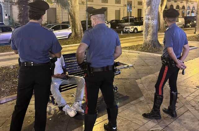Cagliari, un arresto in piazza del Carmine: uomo spintona e aggredisce i carabinieri